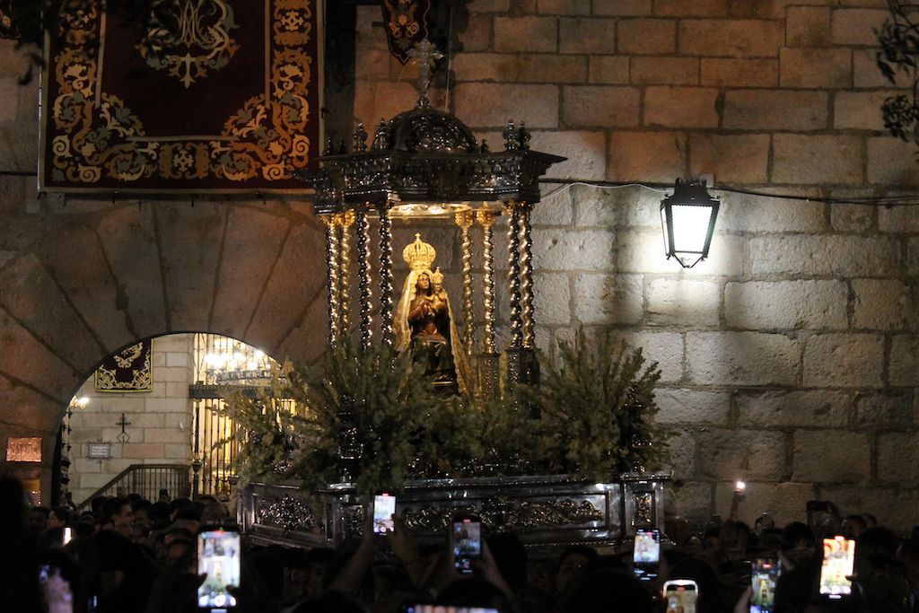 La Virgen de la Cabeza sale de su Santuario en procesion en la noche de su aparicion
