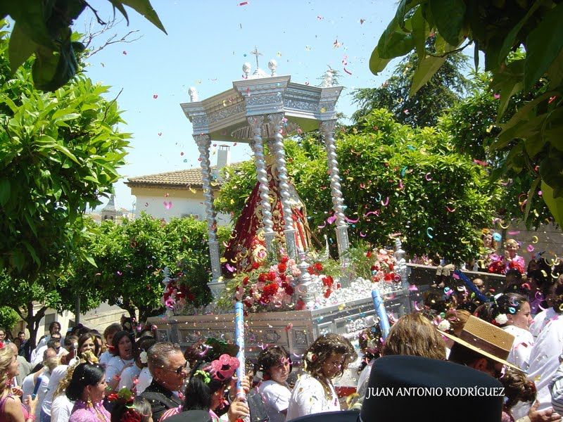 petalada virgen de la cabeza de Arjona en procesion