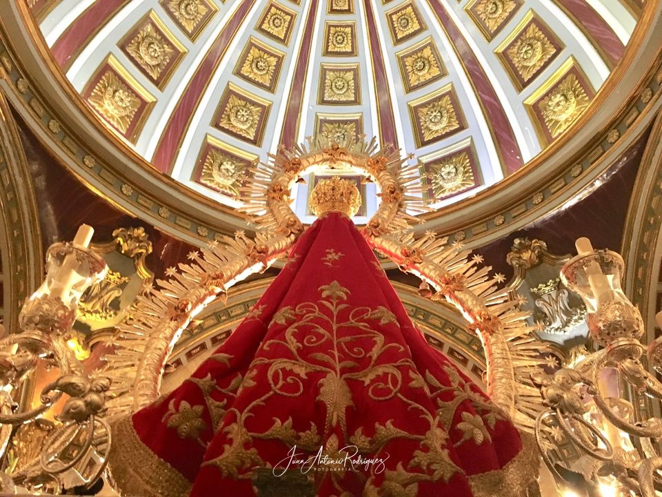 Parte trasera del manto de terciopelo rojo en oro Manto terciopelo rojo bordado en ro