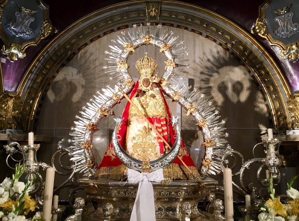 Virgen de la Cabeza preparada para su romería Manto rojo bordado en oro Virgen de la Cabeza