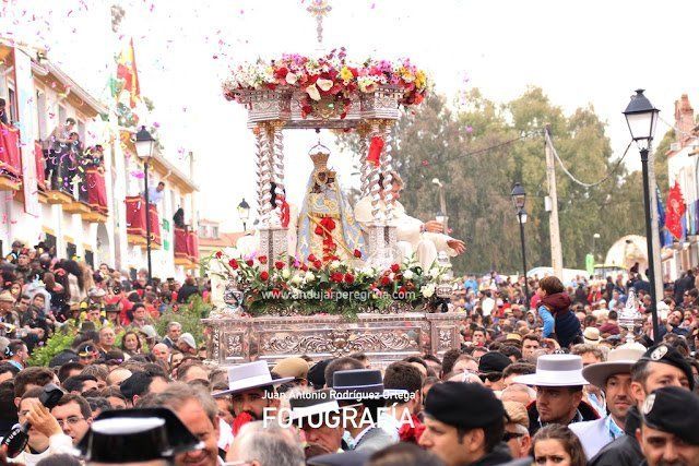 trinitarios con la virgen en la procesión