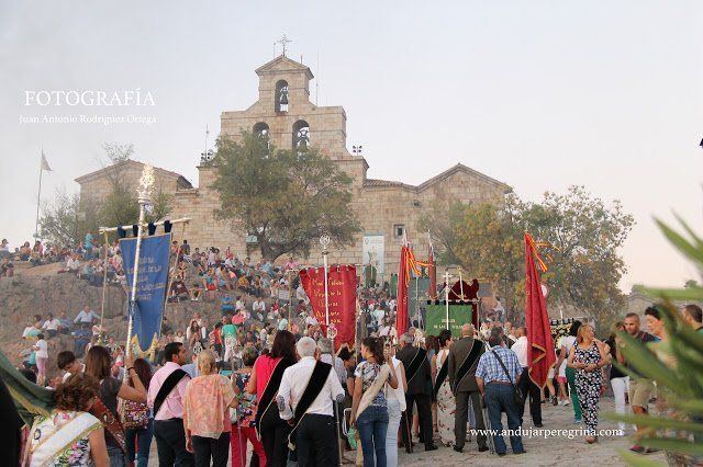 banderas y estandartes de cofradias en romeria virgen de la cabeza