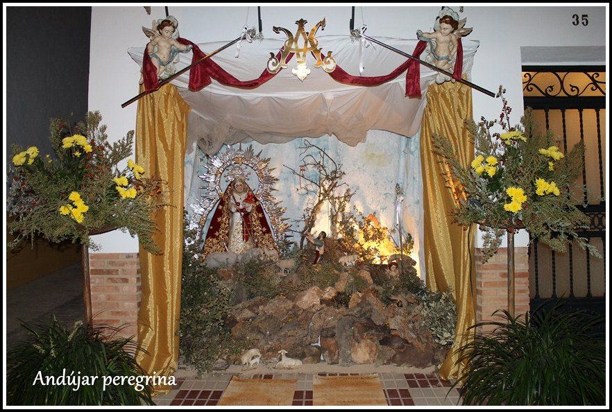 Altar en las calles durante la procesión altar procesion virgen cabeza Arjonilla