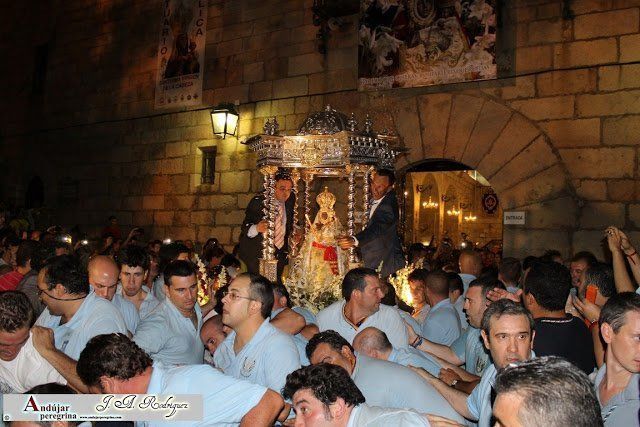 Salida de la Morenita de su Santuario en la Aparición fiesta de la aparicion procesion andujar