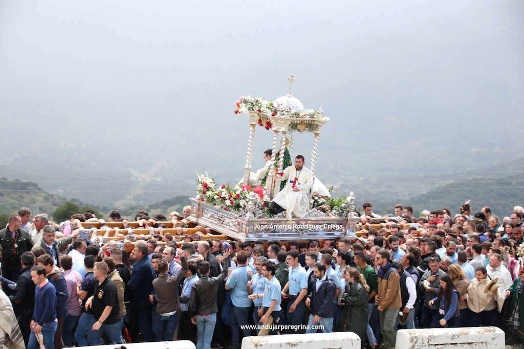 anderos llevan a la Virgen en procesión anderos procesion romeria virgen cabeza