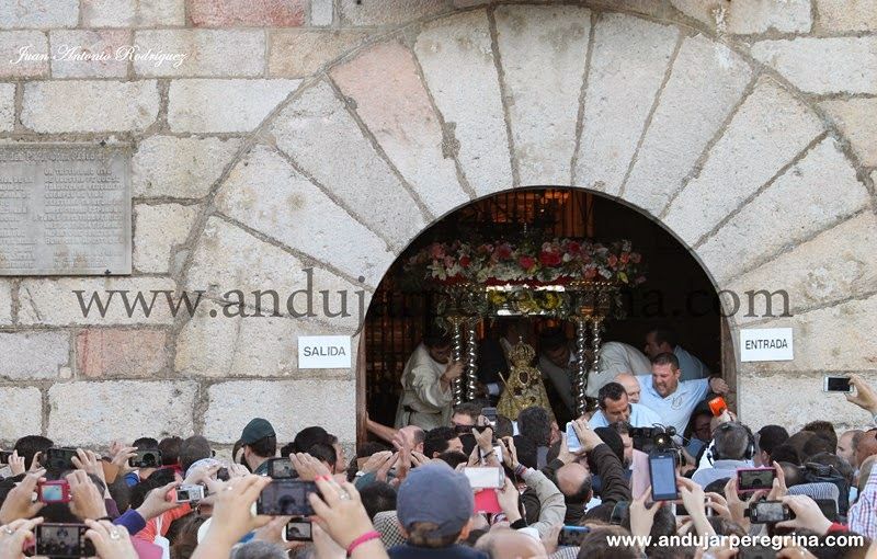 la virgen de la cabeza en la puerta del santuario
