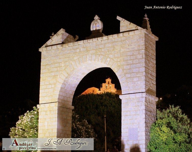 noche en el Santuario Arco de la plaza Santuario Virgen Cabeza