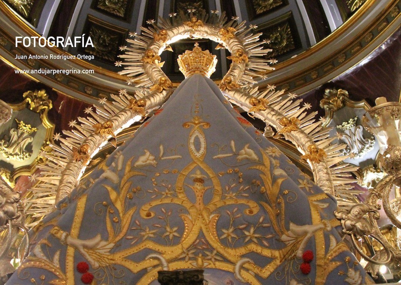 Manto confeccionado por Mercedes Arco mantos de la virgen de la cabeza