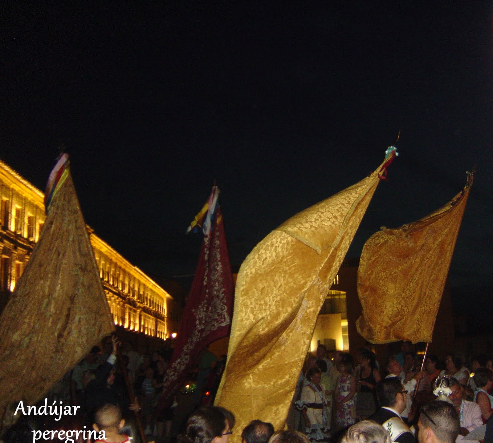 Banderas en la procesión Virgen de la Cabeza de Baena