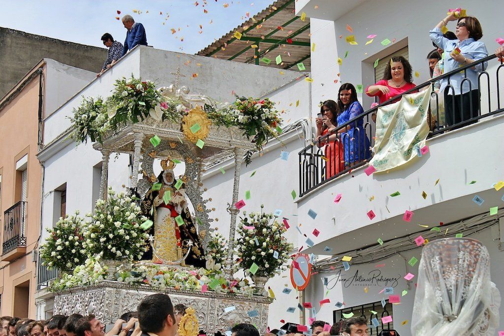 Balcones engalanados durante la procesión balcones engalanados el carpio procesion