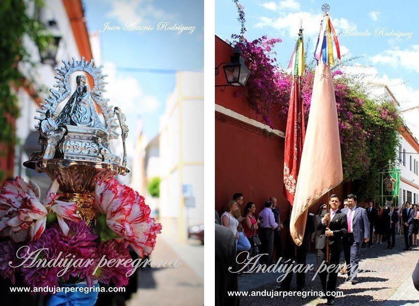 Desfile procesional en Córdoba Cetro y banderas en procesion de Cordoba