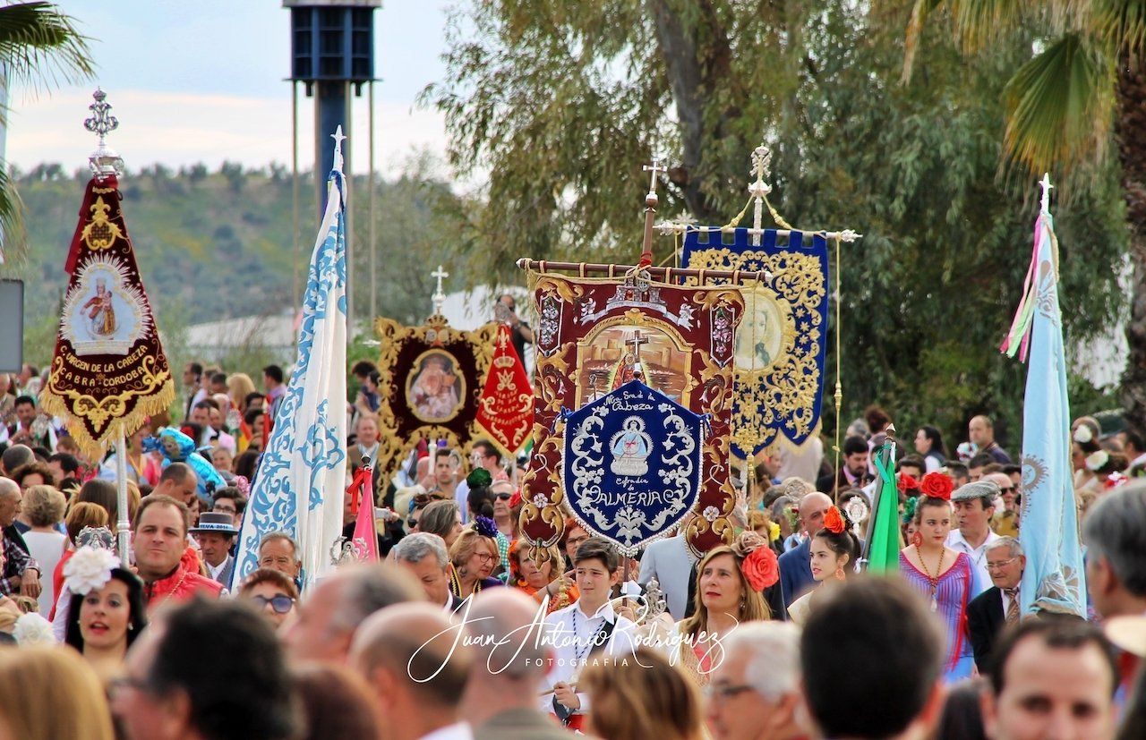 Las cofradías filiales el Viernes de Romería Estandartes de las cofradías filiales
