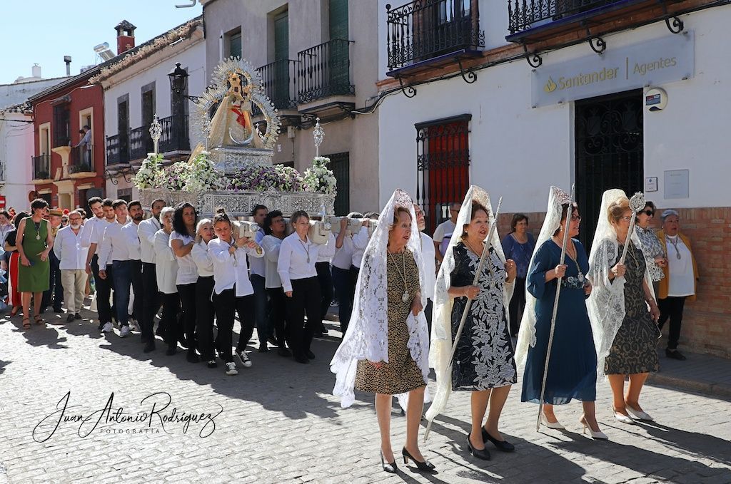 mujeres de mantilla procesion virgen de la cabeza de villa del rio