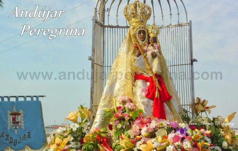 Virgen de la Cabeza en su jaula de traslado la virgen en su traslado al santuario
