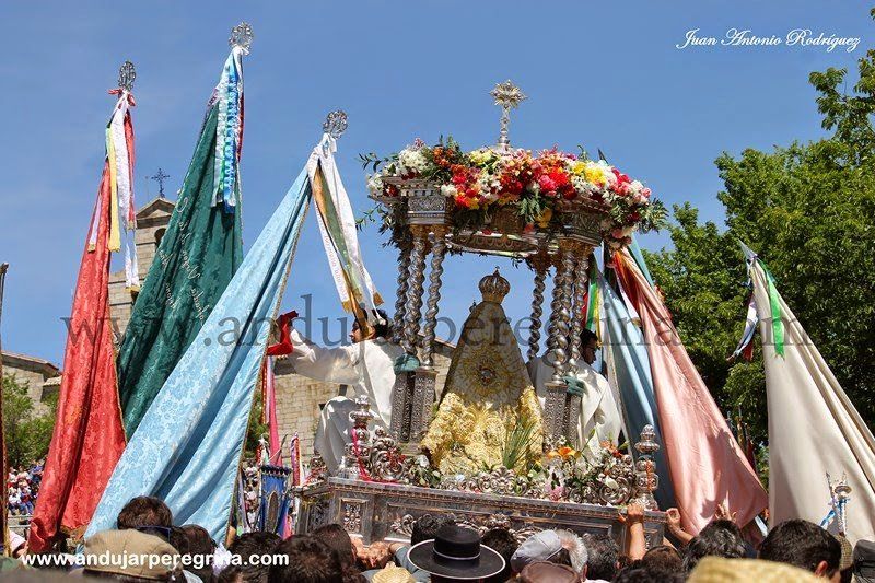 banderas tocan la virgen de la cabeza