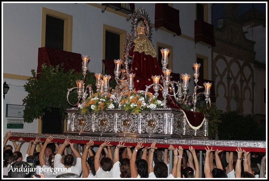 Un momento de la procesión en Arjonilla manto procesion virgen cabeza Arjonilla