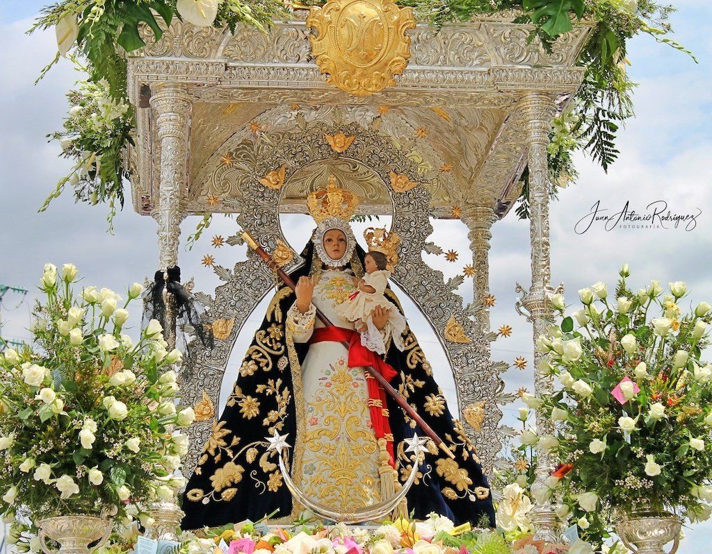 Estampa de la Virgen durante la procesión morenita el carpio procesion