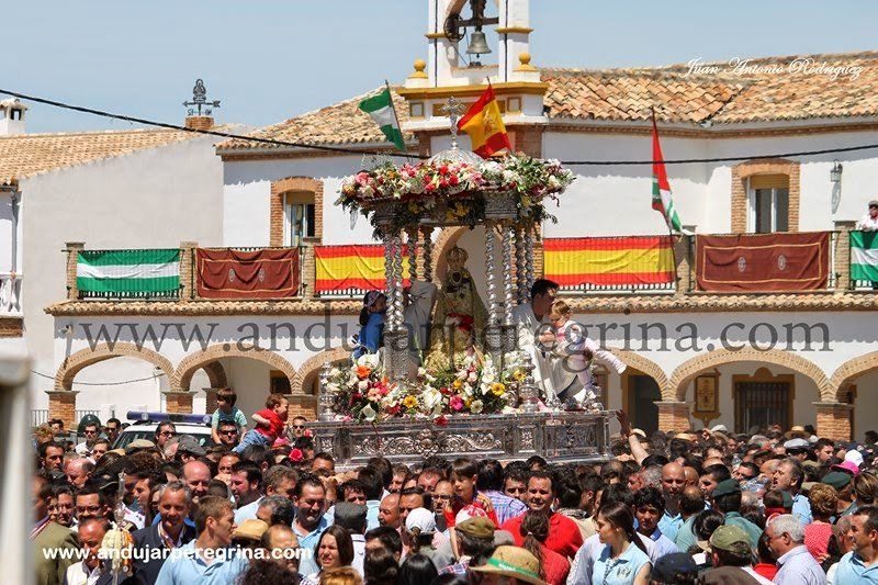 anderos en procesion con la virgen de la cabeza