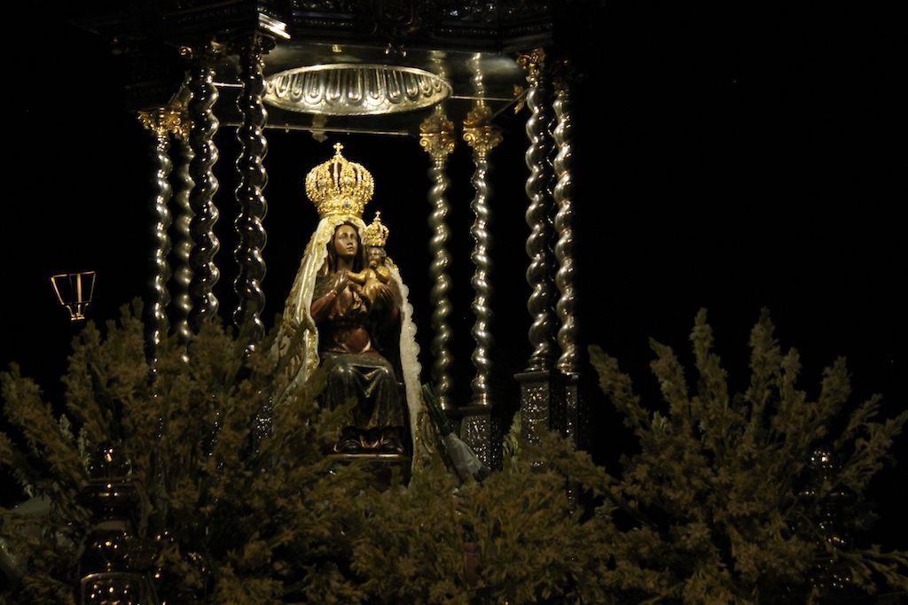 La Morenita procesiona en la noche de la aparicion
