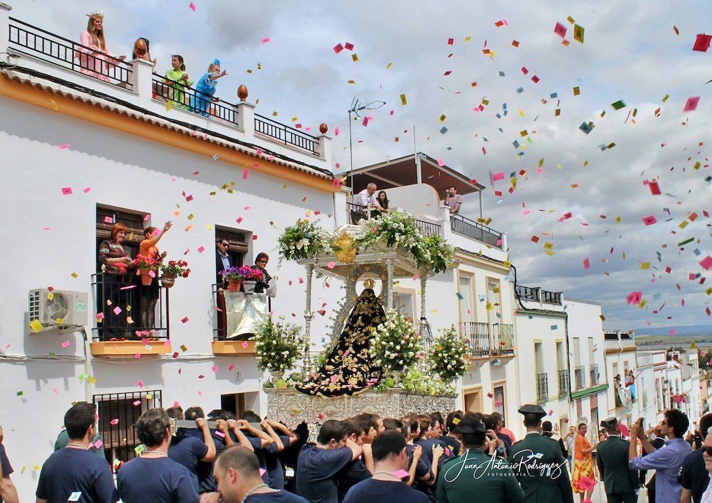 Un momento de la procesión en El Carpio procesion morenita el carpio