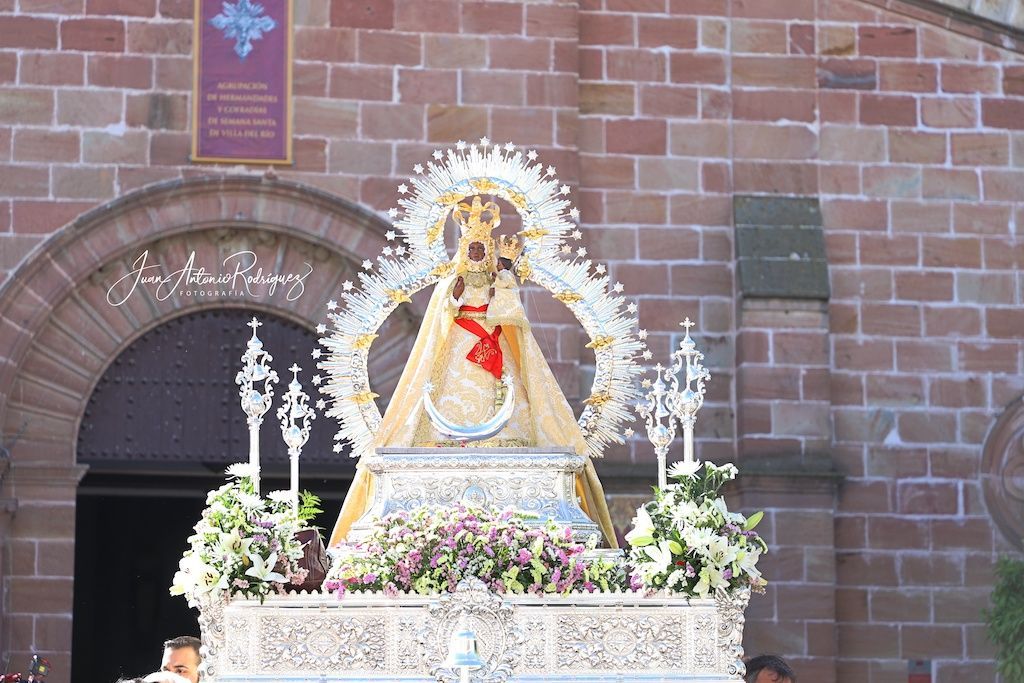 Virgen de la Cabeza sale de la iglesia