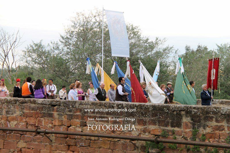cofradías virgen de la cabeza cruzando el puente
