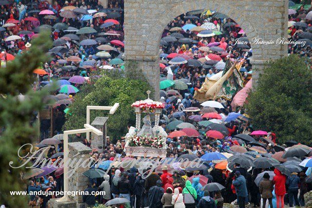 paraguas por lluvia en la romeria virgen de la cabeza