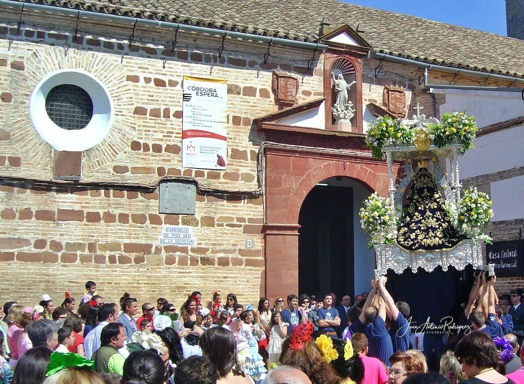 Salida en procesión de la Virgen salida procesion virgen cabeza el carpio