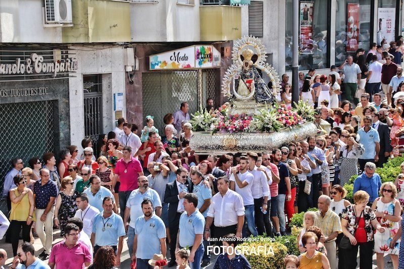 El pueblo de Torredelcampo con la Morenita trono procesional virgen cabeza torredelcampo