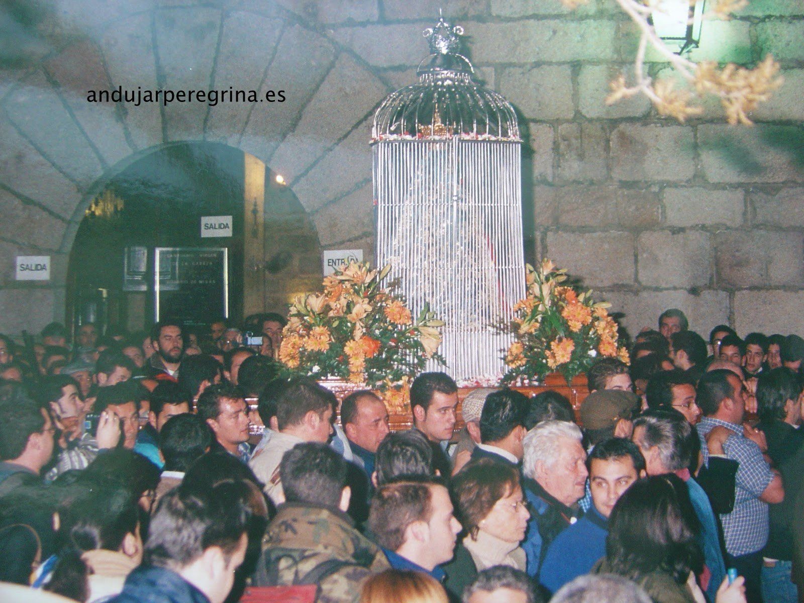 virgen de la cabeza en su jaula procesional