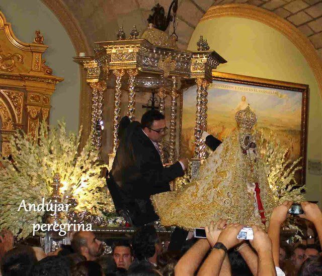 La morenita en sus andas Traslado Virgen de la Cabeza en Aparicion