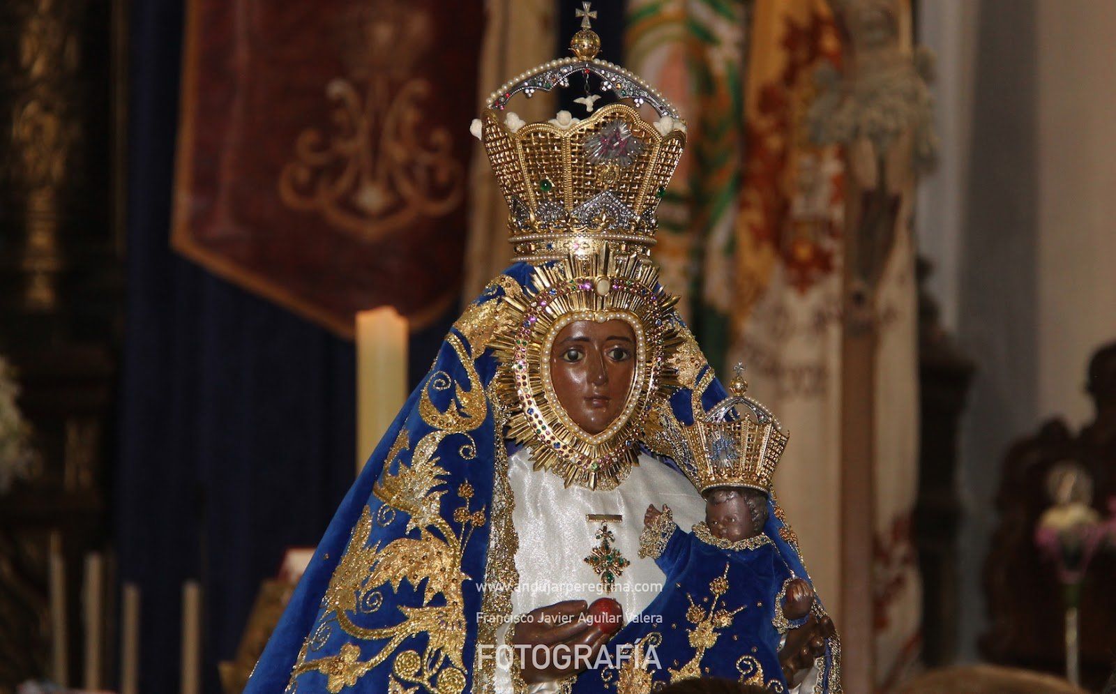 Imagen vicaria Virgen de la Cabeza con manto azul bordado en oro