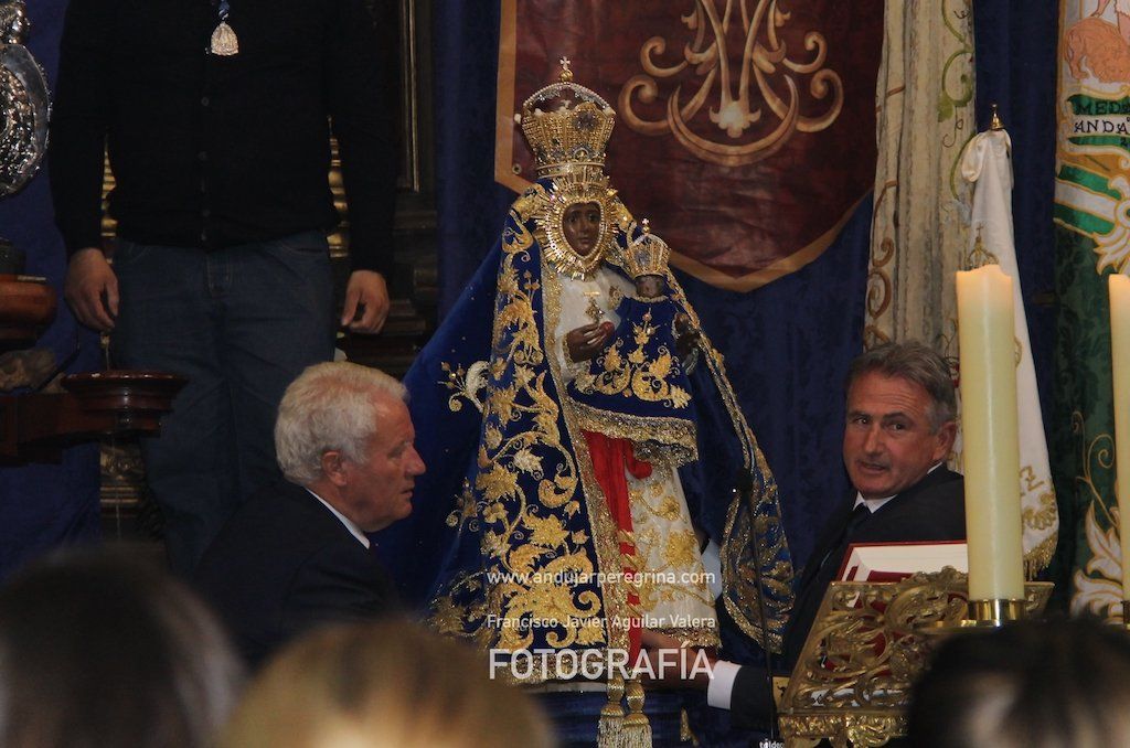 Virgen de la Cabeza de Andujar vestida con manto y coronas para la Novena