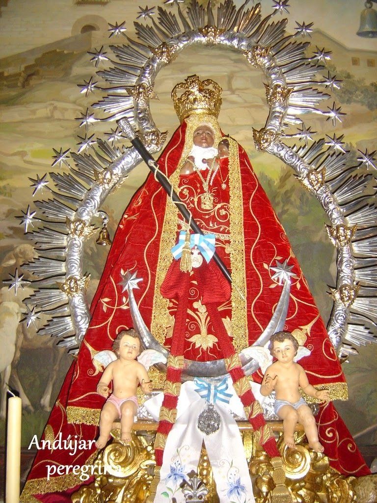 Imagen de la Virgen de la Cabeza de Montoro vestida con manto y coronas