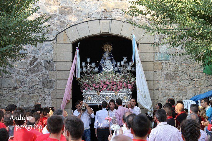 Salida de la Virgen en Campillo de Arenas Virgen de Campillo de Arenas sale de la iglesia