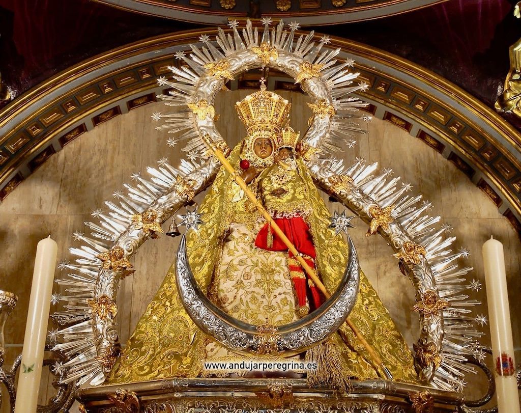 Virgen de la Cabeza vestida de reina para la Romeria