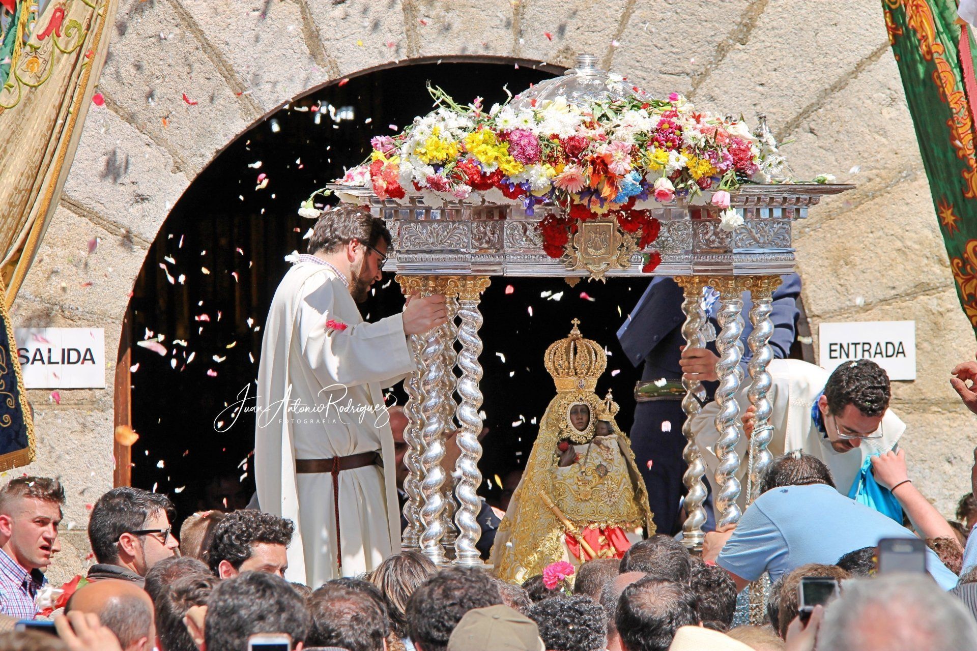 Momento de la salida en procesión de la Virgen de la Cabeza Virgen de la Cabeza salida del Santuario en la Romería