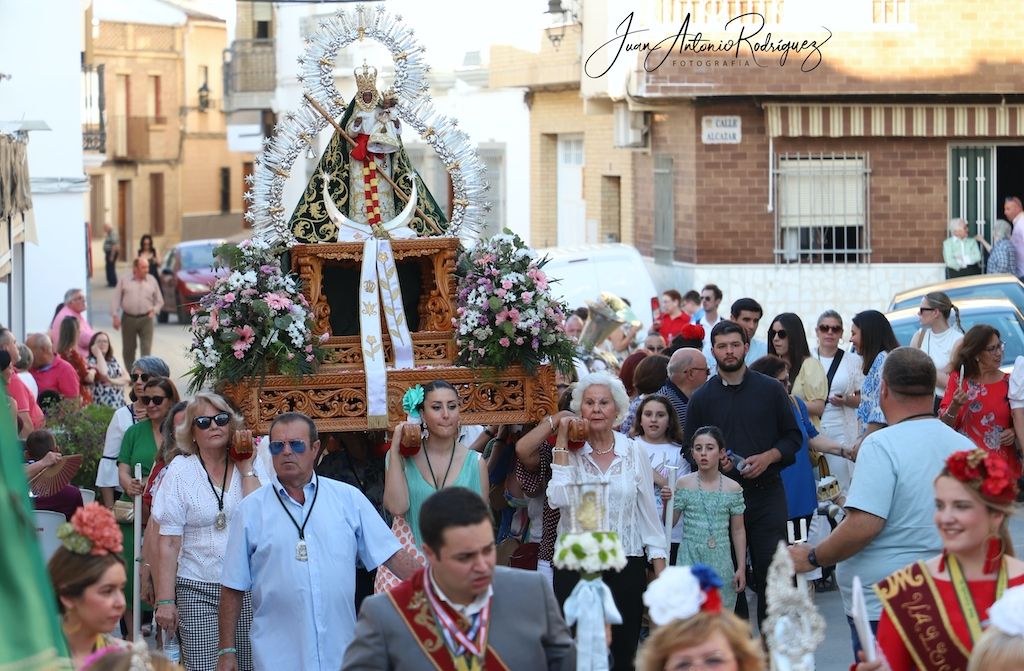 anderos llevan en hombros a la Virgen de Valenzuela