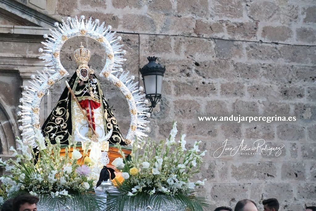 Imagen de la Virgen de la Cabeza de Pegalajar en procesión