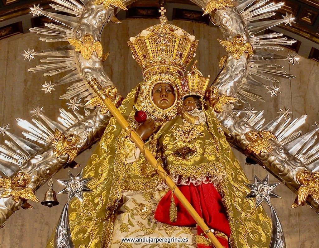 virgen de la cabeza con manto y coronas romeria 2023