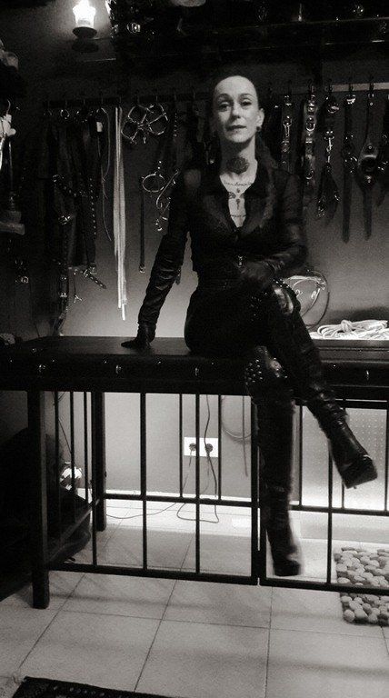 Bondageliege, Käfig