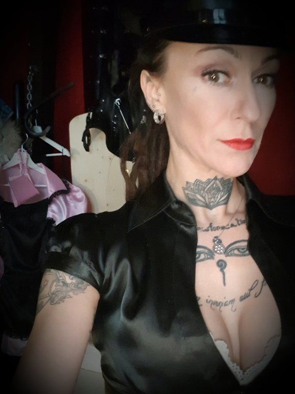 Domina, Birgit la Sublime, Lederkappe