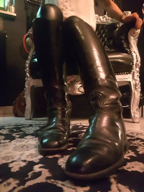 Domina, Lederreitstiefel