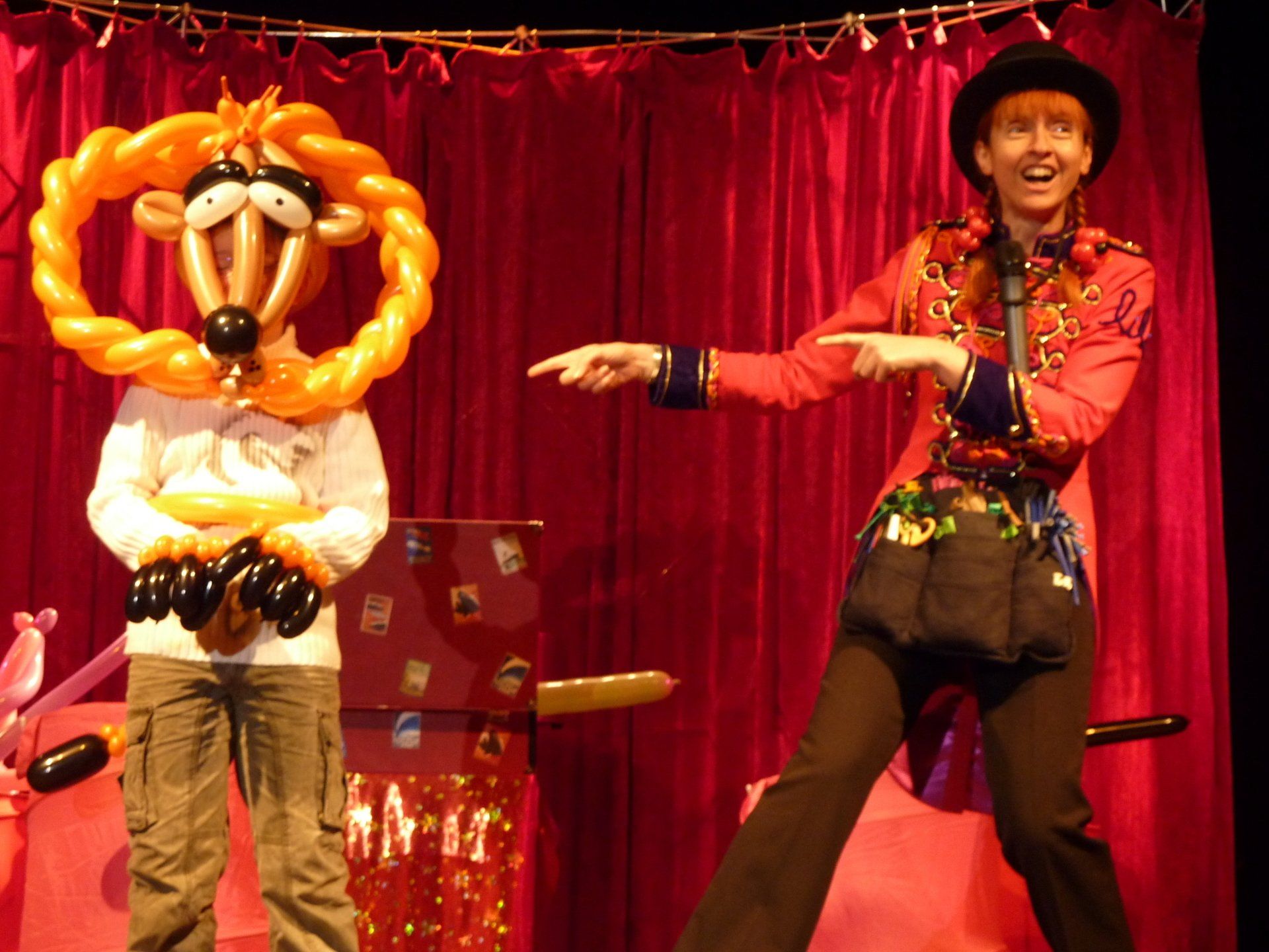 Voyage autour du Ballon, Comédie participative, alliant humour, ballons et effets magiques.