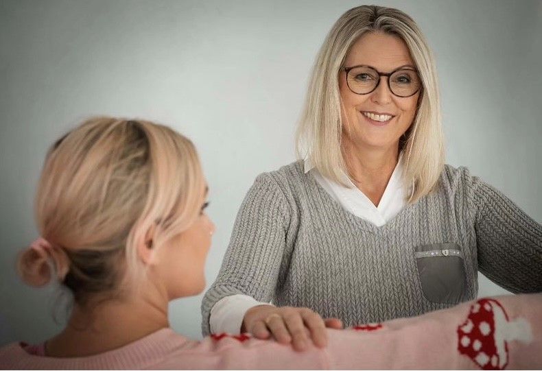 Heilpraktikerin Susanne Holzmann in ihrer Heilpraxis in Offenburg