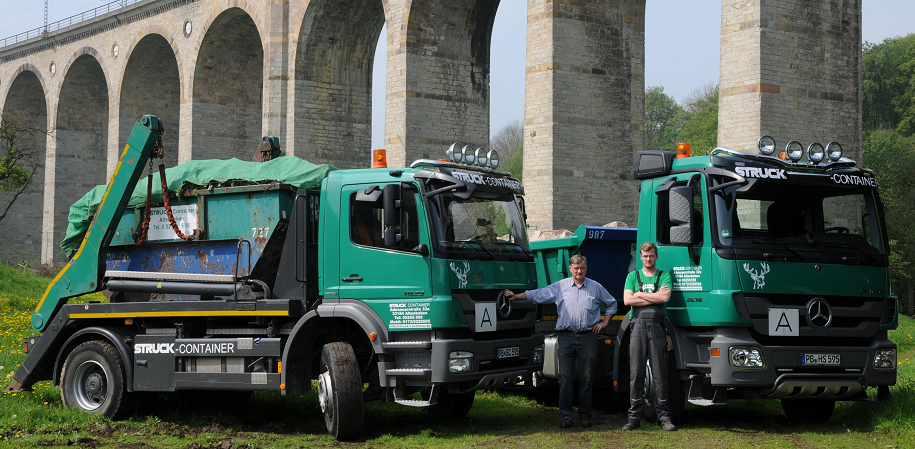 Struck-Container ist ein zertifizierter Entsorgungsfachbetrieb. Seit der Gründung unseres Familienunternehmens im Jahr 1989 beschäftigen wir mit dem Sammeln und Befördern von Abfällen und Wertstoffen. Neben der Entsorgung bieten wir Dienstleistungen rund um den Bau an: Transporte, Baggerarbeiten, Baustofflieferung u.v.m. Wir arbeiten regional rund um Paderborn, Höxter und Lippe. Darüber hinaus führen wir bundesweite Transporte durch.