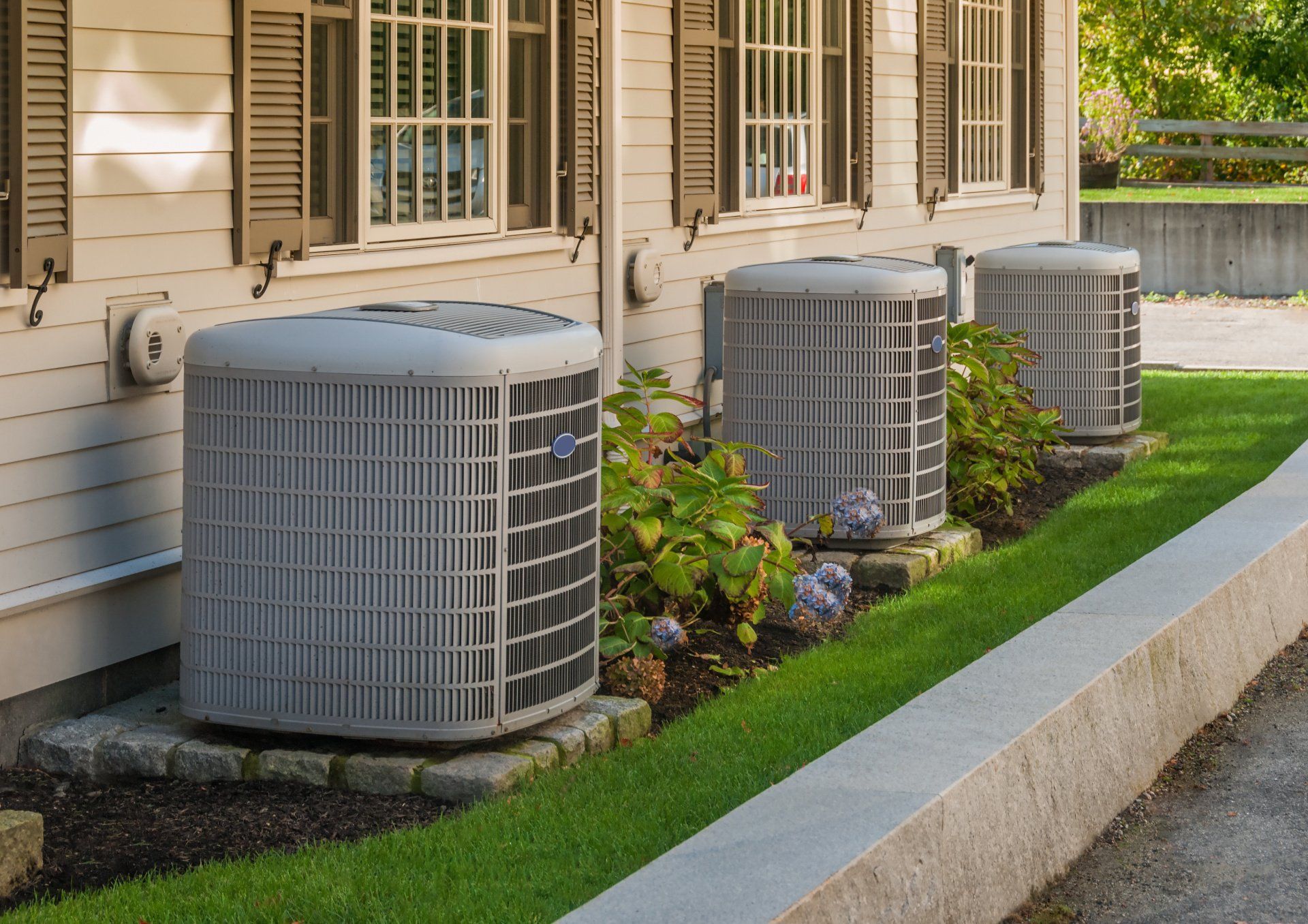 Installing a new air conditioning unit at a house in Ann Arbor