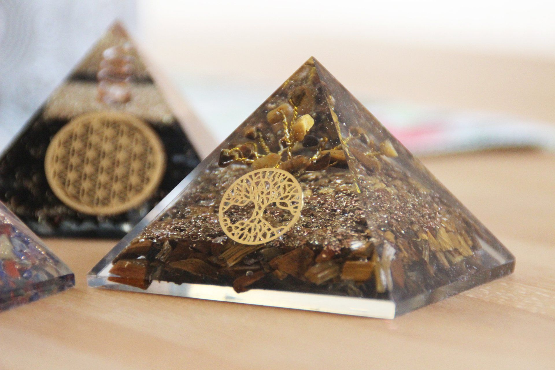 Orgonit Pyramide mit Lebensbaum und Tigerauge