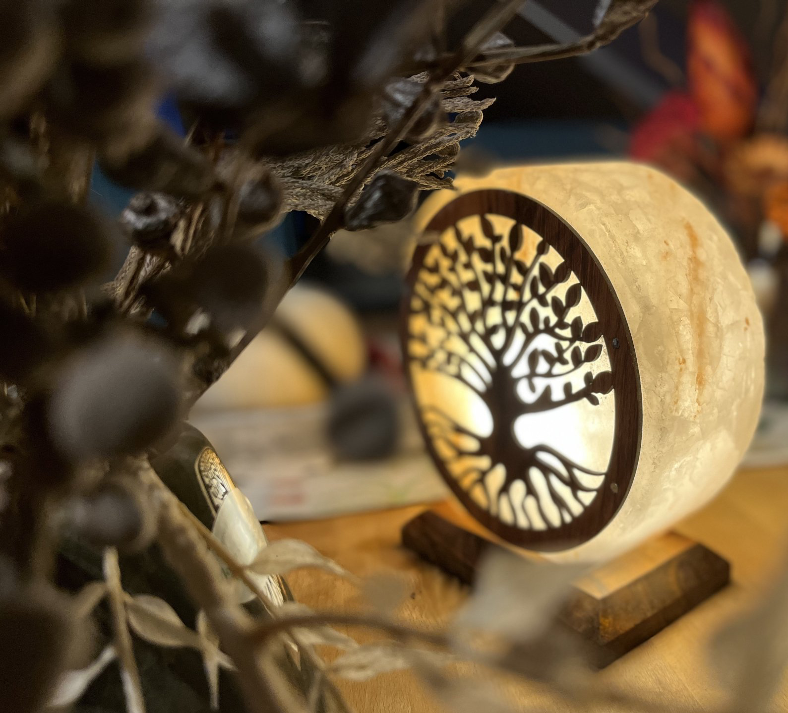 Salzkristalllampe mit Baum des Lebens