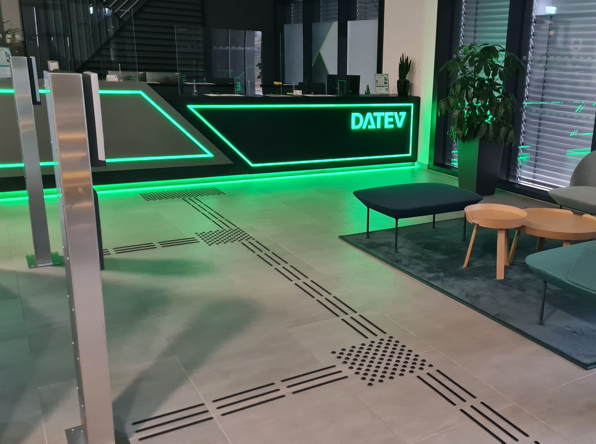 Die Eingangshalle von DATEV, auf dem Boden befinden sich ein Blindenleitsystem.